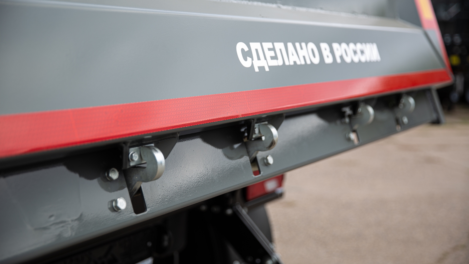 Самосвальный прицеп 85830F-18B с платформой объемом 18 куб.м